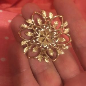 Sarah Coventry gold tone brooch. Vintage